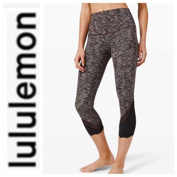 LULULEMON WUNDER UNDER HIGH RISE 23” SCALLOP HEM CROPS 23” ORIGAMI LACE BLACK. - Picture 2 of 16